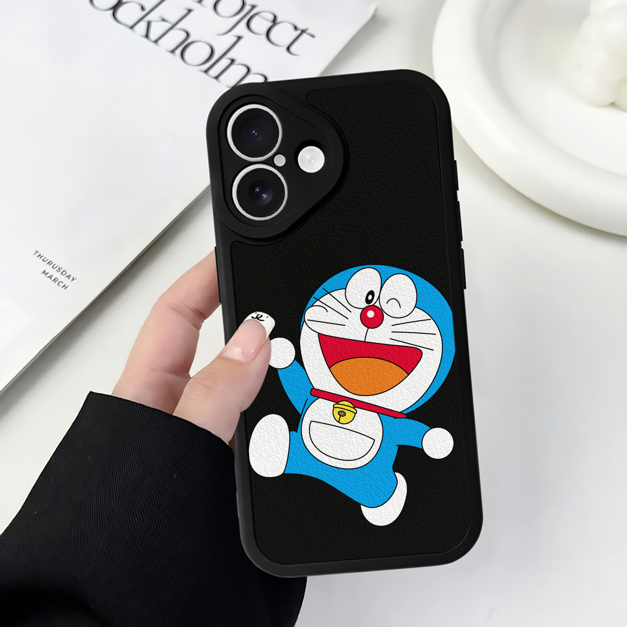 （画像用） ドラえもん Doraemon 【iPhone 16シリーズ対応】シリコンスマホケース（レザー調） 材質：シリコン